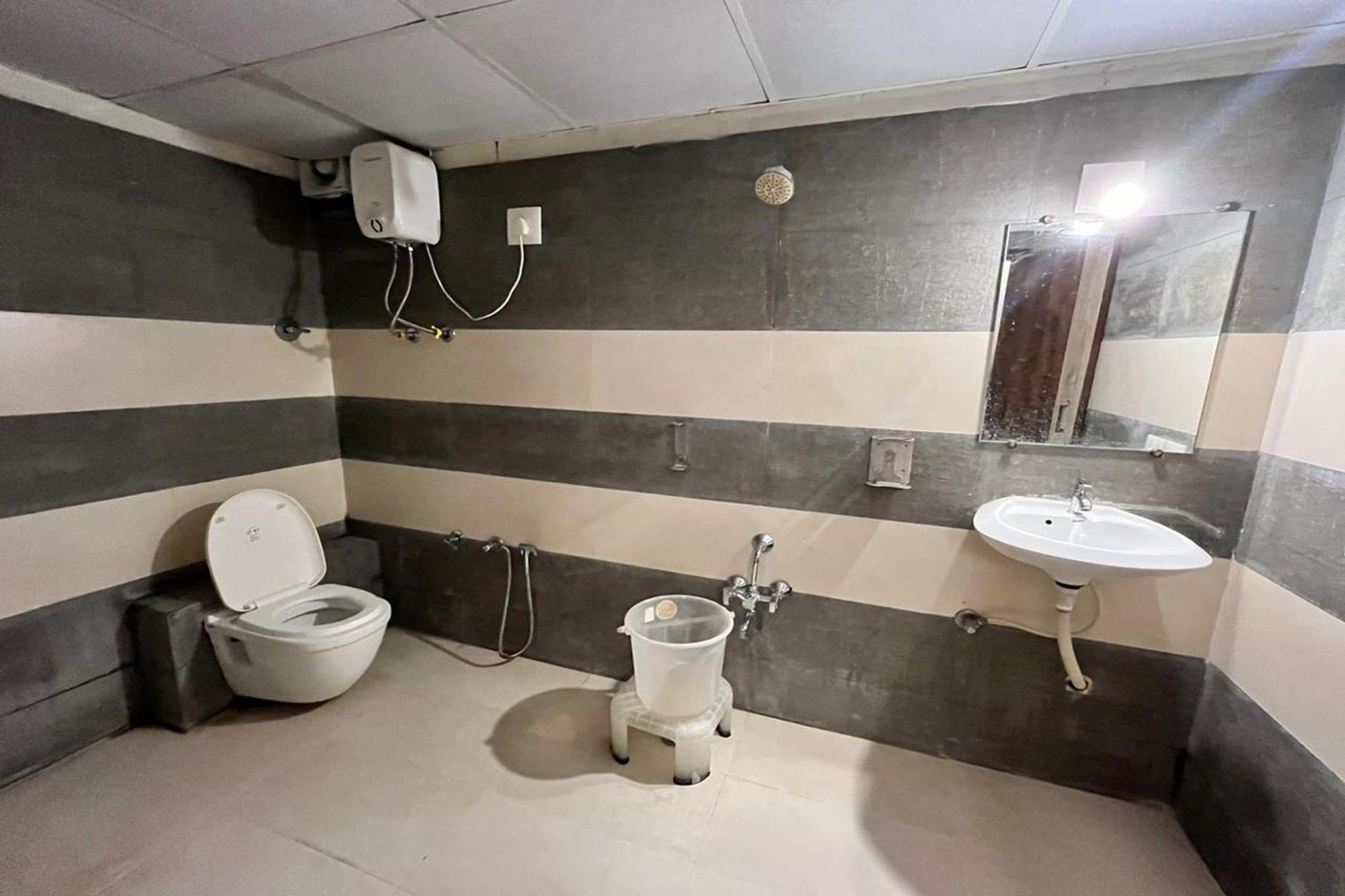 Hotel Kalyan Palace Watuwa Exteriör bild