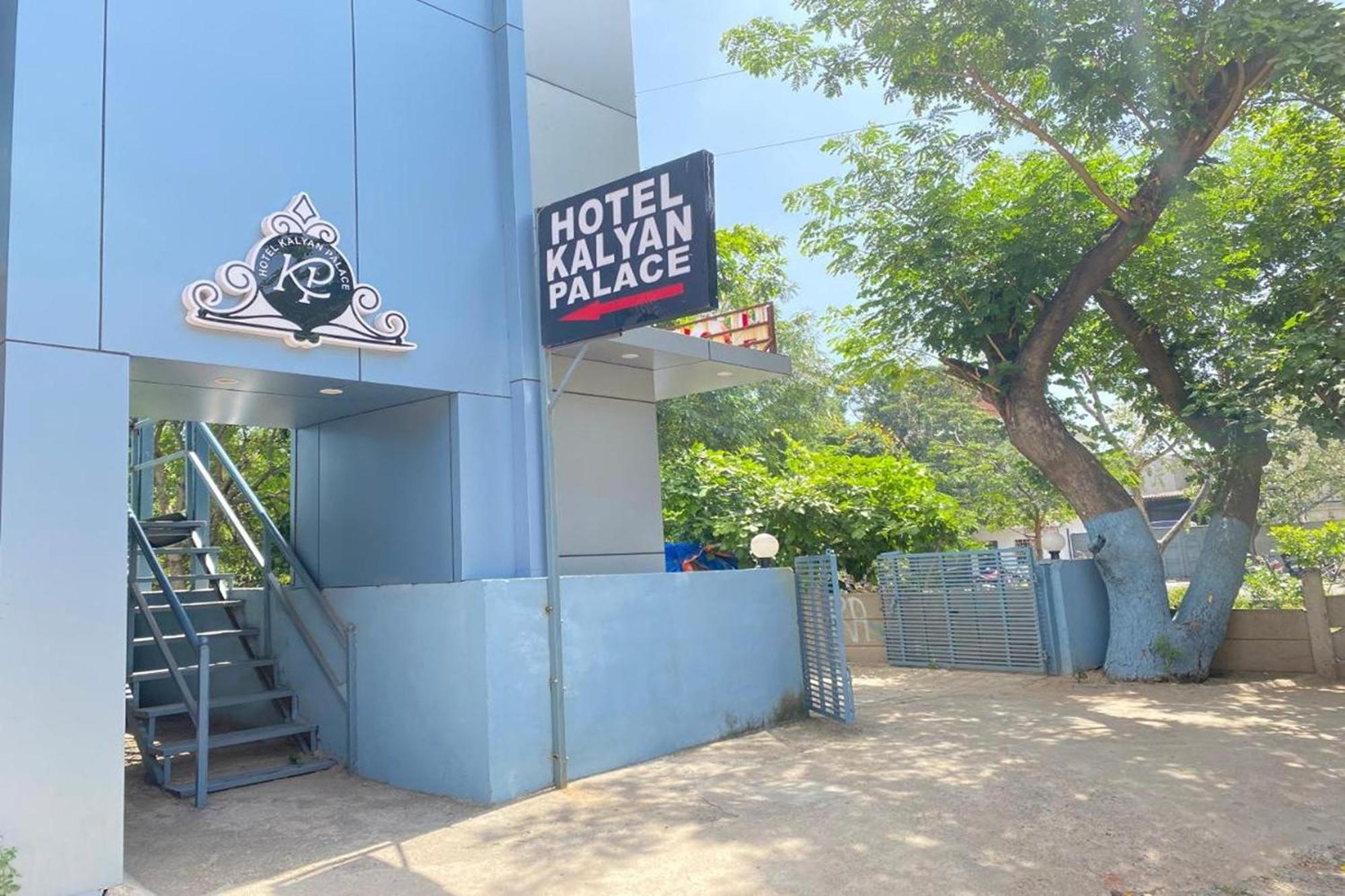 Hotel Kalyan Palace Watuwa Exteriör bild
